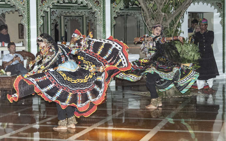 43 - India - Udaipur - lago Pichola - hotel Taj Lake Palace - bailes tradicionales